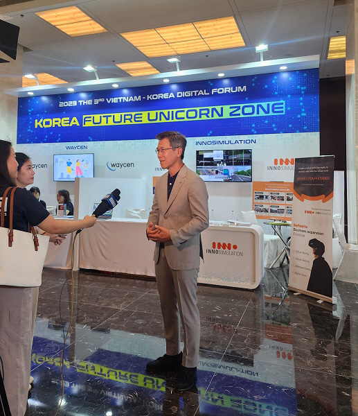 이노시뮬레이션 조준희 대표가 베트남 국영 방송사 VTC 와 뉴스 인터뷰하는 하는 모습.